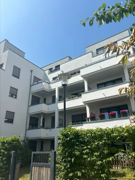 Moderne 3-Zimmer-Wohnung mit zwei Bädern, EBK & großem Balkon — photo 1